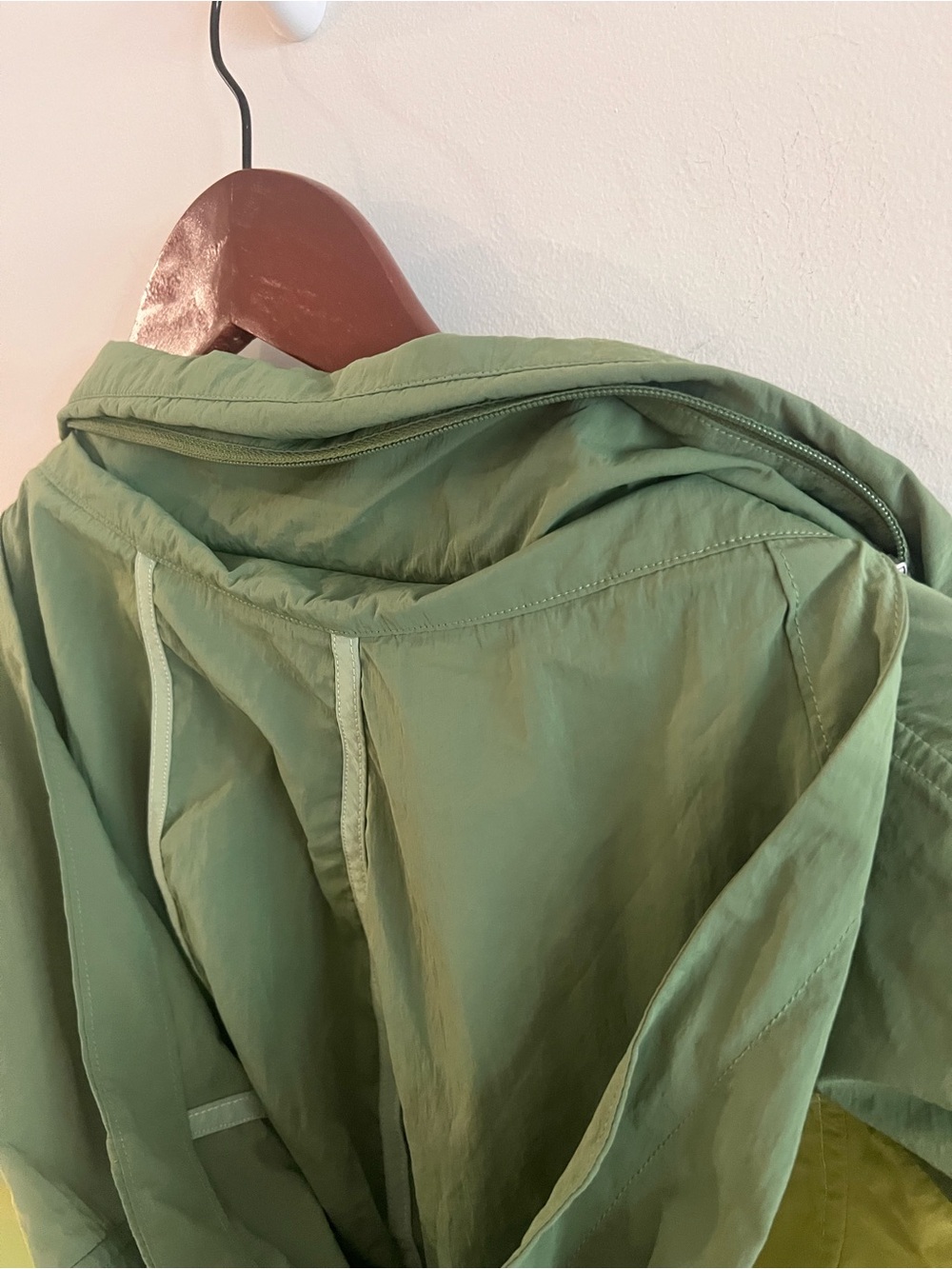 Lululemon lightweight hooded windbreaker jacket size 6 - Picture 8 of 9